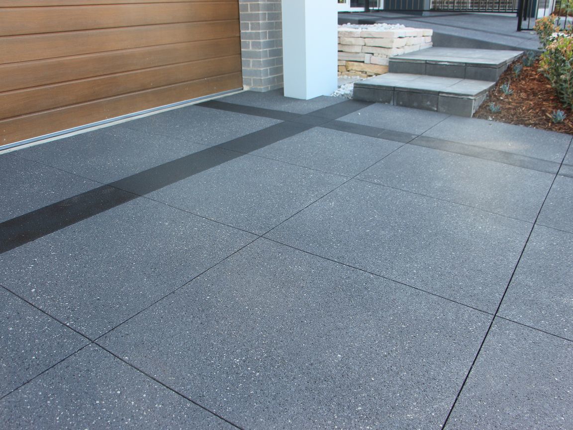 This driveway has been resurfaced with a base coat of Bluestone followed by fleck coats in Jet Black and Silver Sands. A stencil has been used to create the Jet Black edging.